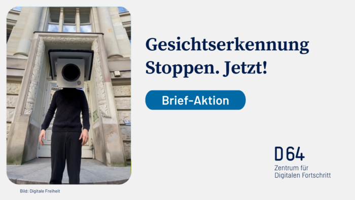 Aktionsbild von D64. Ein Mensch, der eine Kamera anstelle eines Kopfes hat, steht vor einem Gebäude, das als Altbau sowohl ein Wohnhaus als auch ein Gericht oder ähnliches sein könnte. Das Bild hat als Text stehen: Gesichtserkennung Stoppen. Jetzt! Brief-Aktion
