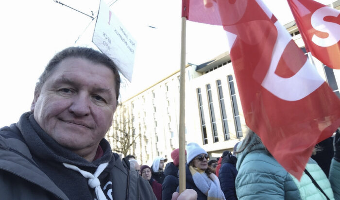 Selfie mit einer SPD-Fahne auf einer Demonstration.