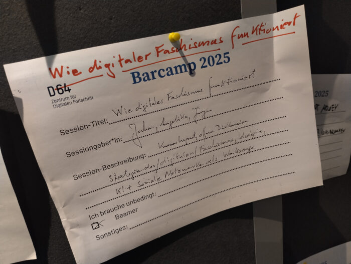 Barcamp-Zettel mit Ankündigung einer Session Wie digitaler Faschismus funktioniert